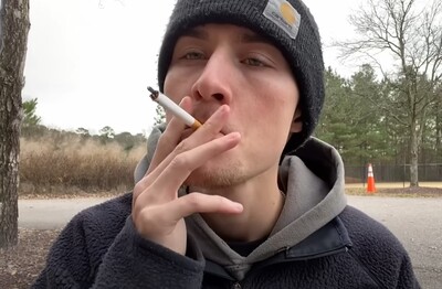 Лечение зависимости от табакокурения в Закаменске Мужчина с сигаретой делает затяжку