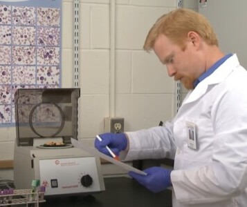 Клиника лечения наркозависимости в Закаменске Врач в кабинете клиники