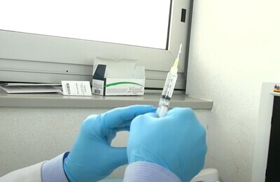 Проведение кодирования Вивитролом в Закаменске Шприц с Вивитролом в руках у врача